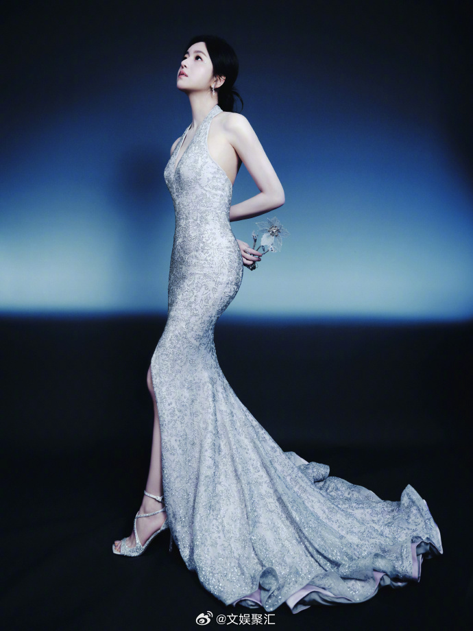 陈妍希看见极光 陈妍希爆闪挂脖裙 陈妍希穿爆闪挂脖裙也太好看了，简约不浮夸，闪得