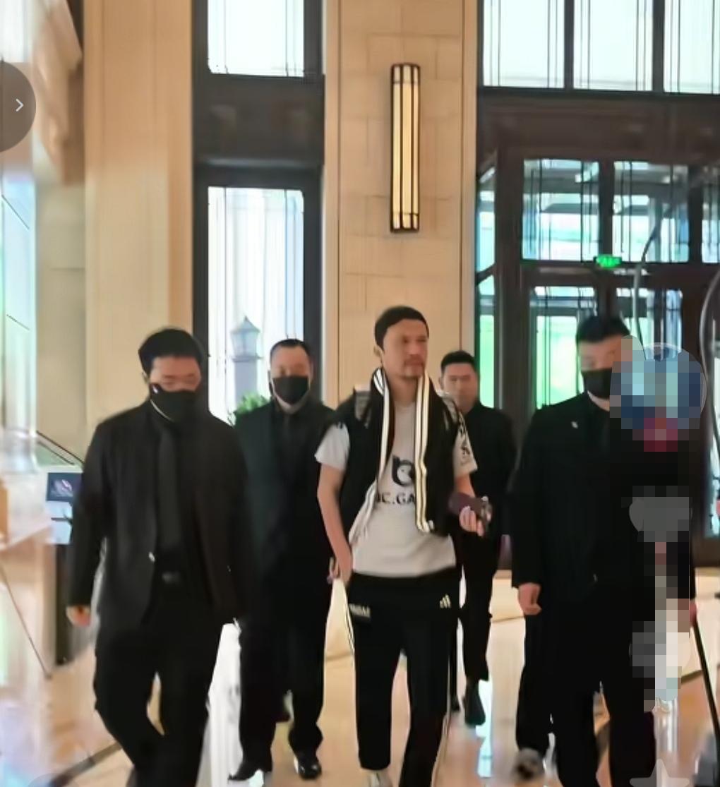 谢晖气场让海港球迷折服！谢晖也来参加表演赛了！期待谢晖压着打再次上演！这次表演赛