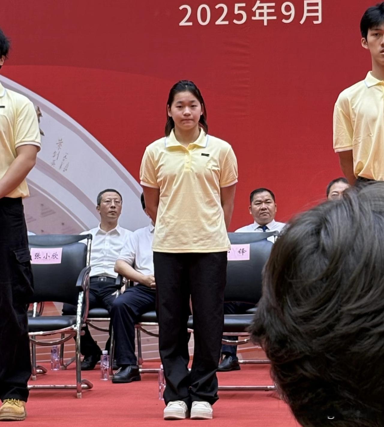 全红婵出席暨南大学开学典礼，站C位合影。

15日星期一，是全红婵成为大学生的第