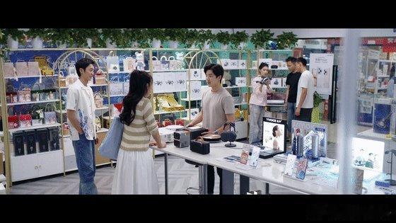 放羊你让我感到陌生看红石榴餐厅里明亮和玛依拉在设备店的片段，原来现在牧民不用再靠