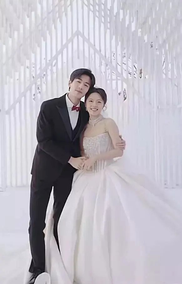 张凌赫为什么和赵今麦一起就土土的？ 