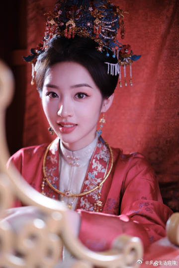 邓恩熙九小姐片场随拍邓恩熙九小姐的停云片刻 好惊喜啊，能够看到邓恩熙九小姐片场随