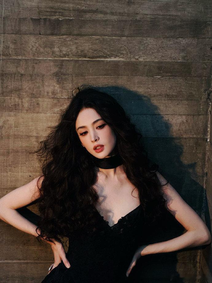 娜扎玉茗茶骨当家女主气场侯明昊的腹肌很有存在感，欲感十足，娜扎的当家女主气场超绝