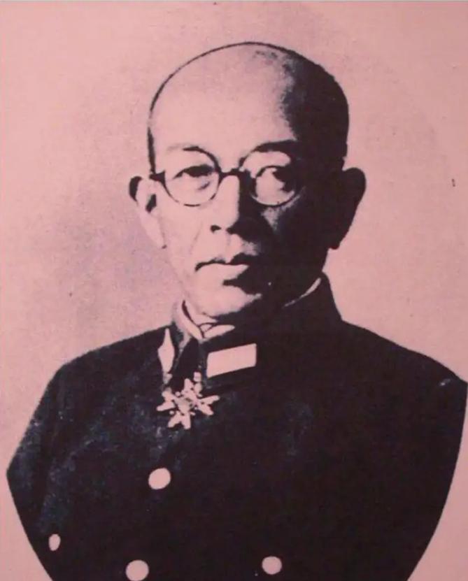 1939年，日军少将中村正雄腹部中弹，正做手术，军医刚切开他肚皮，突然，一枚炮弹