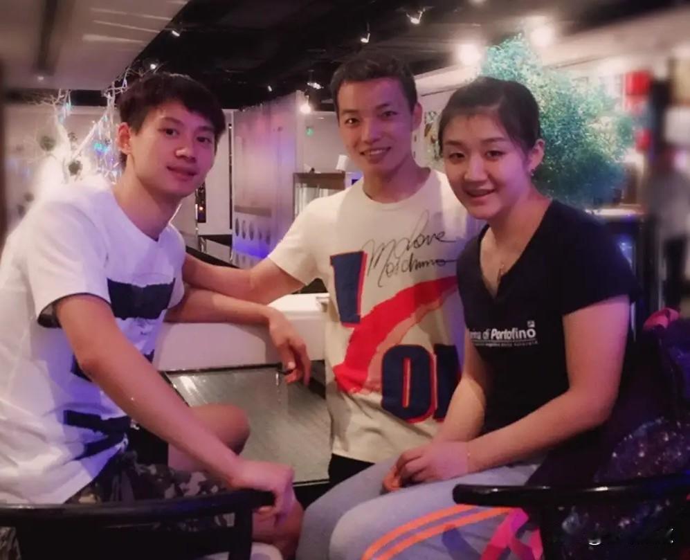 三位国乒运动员早年的合影。
那时的陈梦，赛场下是个斯斯文文的小女孩，和赛场上的霸