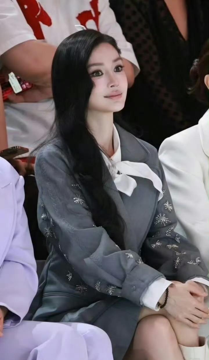 Angelababy看秀灰色西装搭蝴蝶结，这才是千金学姐的正确打开方式 ​​​