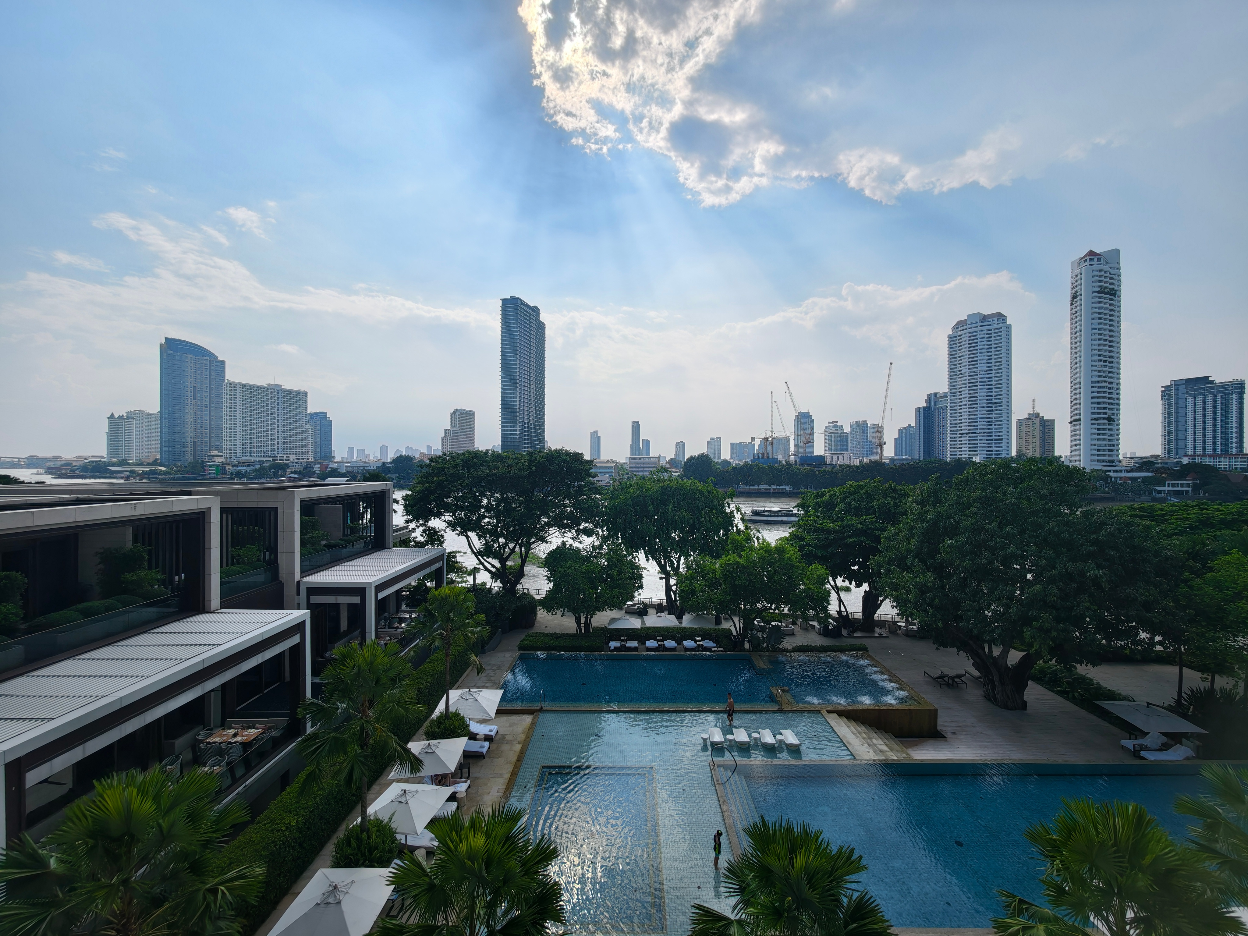 奢靡一把，住进了曼谷湄南河四季酒店。这几天我要狠狠湄南一下。 毛巾上甚至绣了我的