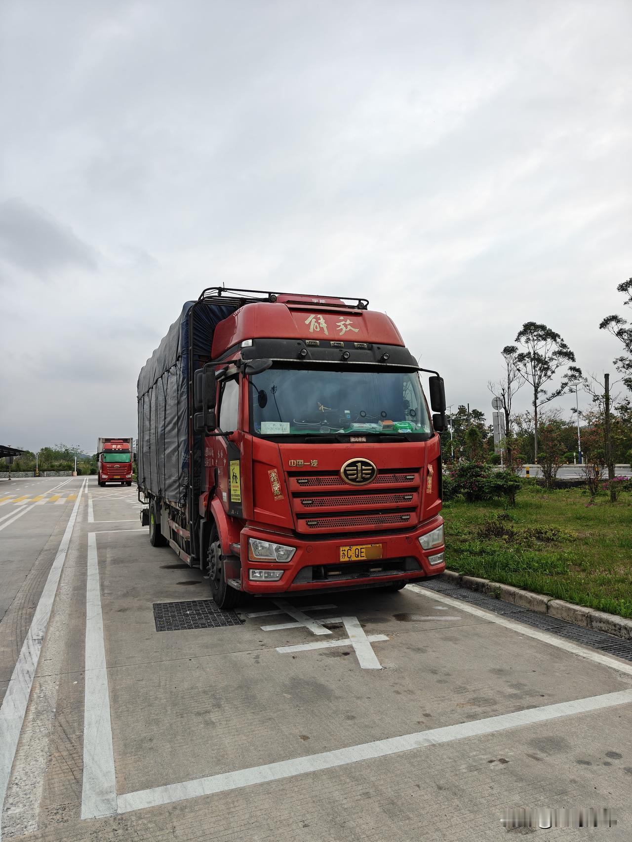 晚上冒着挨揍的危险拍的这组张照片，目的就是想确认一下江苏省的大车司机都怎么狠吗？