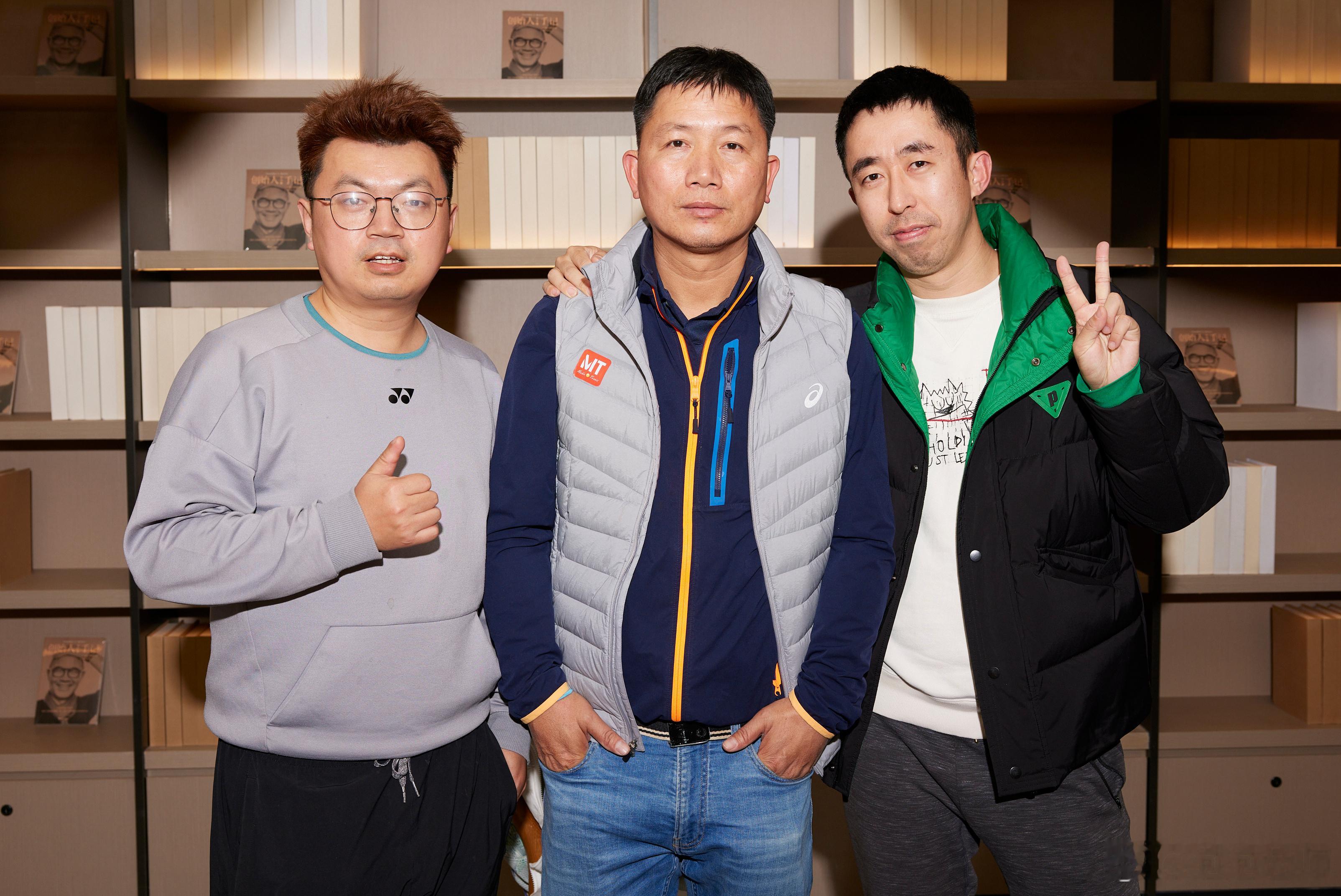 今天我们是全网球三剑客！很开心和何松主编、牛奶君老师北京相聚。  ​​​