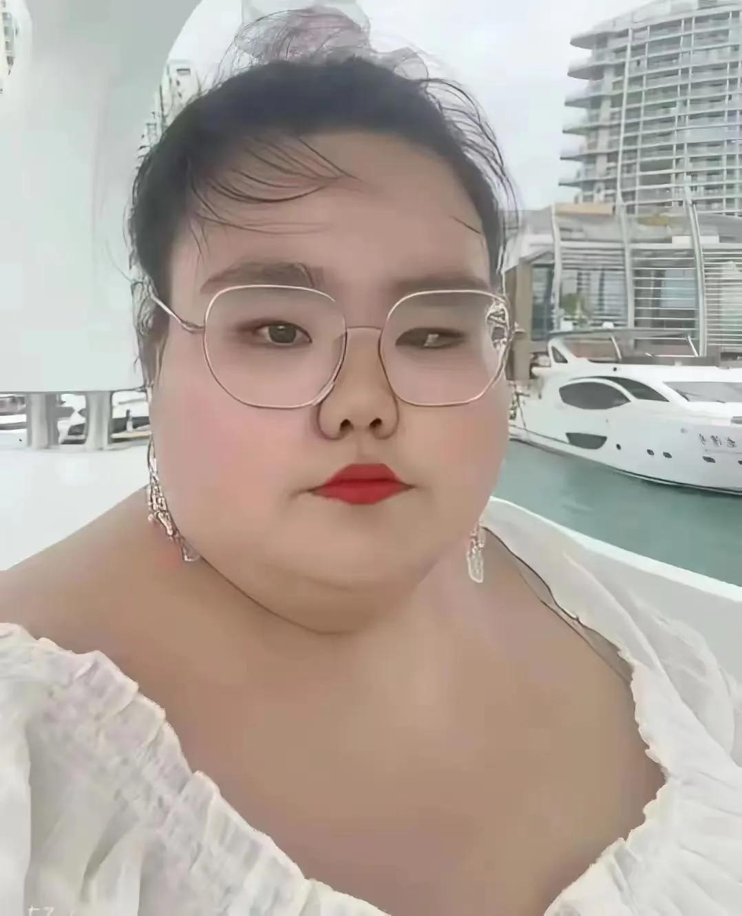 我是一位年近四旬的都市女性，生活在充满现代气息的城市中。在这个纷扰复杂的社会里，