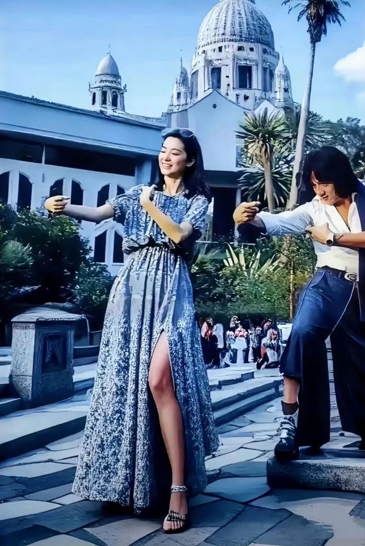 成龙与林青霞古早合影，成龙大哥教林青霞打醉拳的画面。

成龙与林青霞在八九十年代
