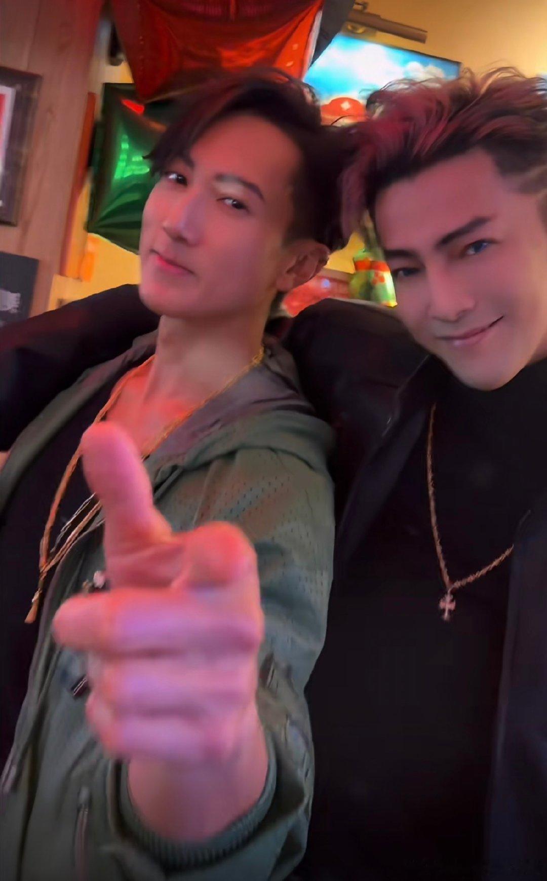 汪东城与吴尊一家过圣诞汪东城和吴尊一家过圣诞 汪东城与吴尊一家过圣诞，俩男神跳手