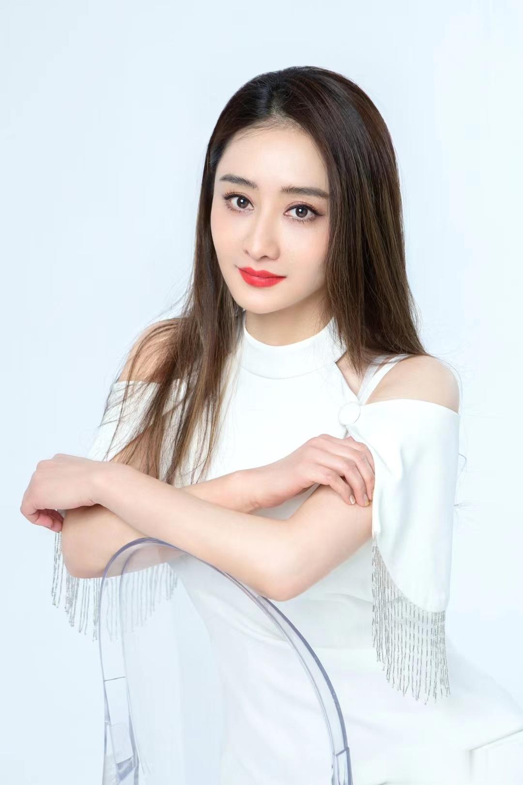“最美琼女郎”陈德容，一个被困在琼瑶剧里半生的美人。曾经的她，美到让琼瑶阿姨心甘