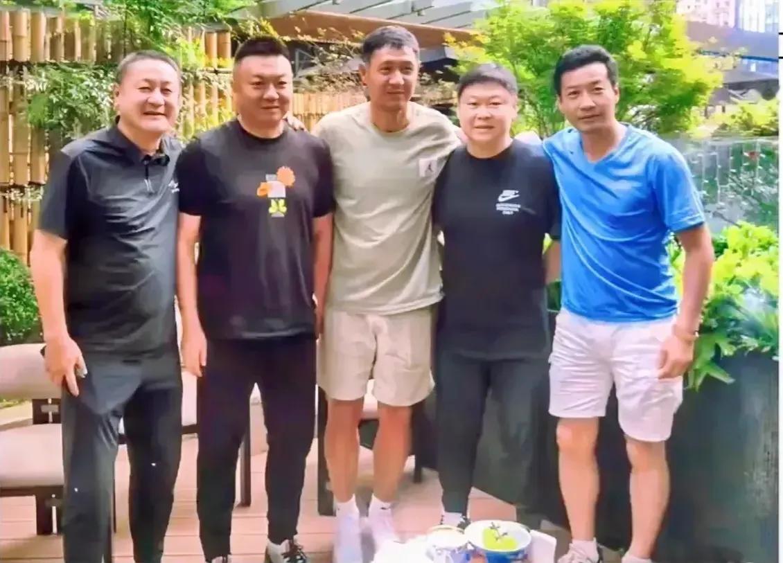 能认出照片中3人以上的，就算是中国足球骨灰级的球迷了吧[泪奔]中国足球之路