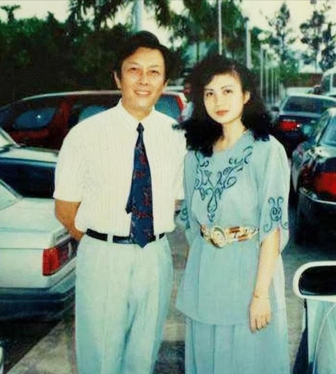 1990年除夕夜，唐国强的妻子洗完澡化完妆，穿上一身新衣，用一根绳子结束了自己的