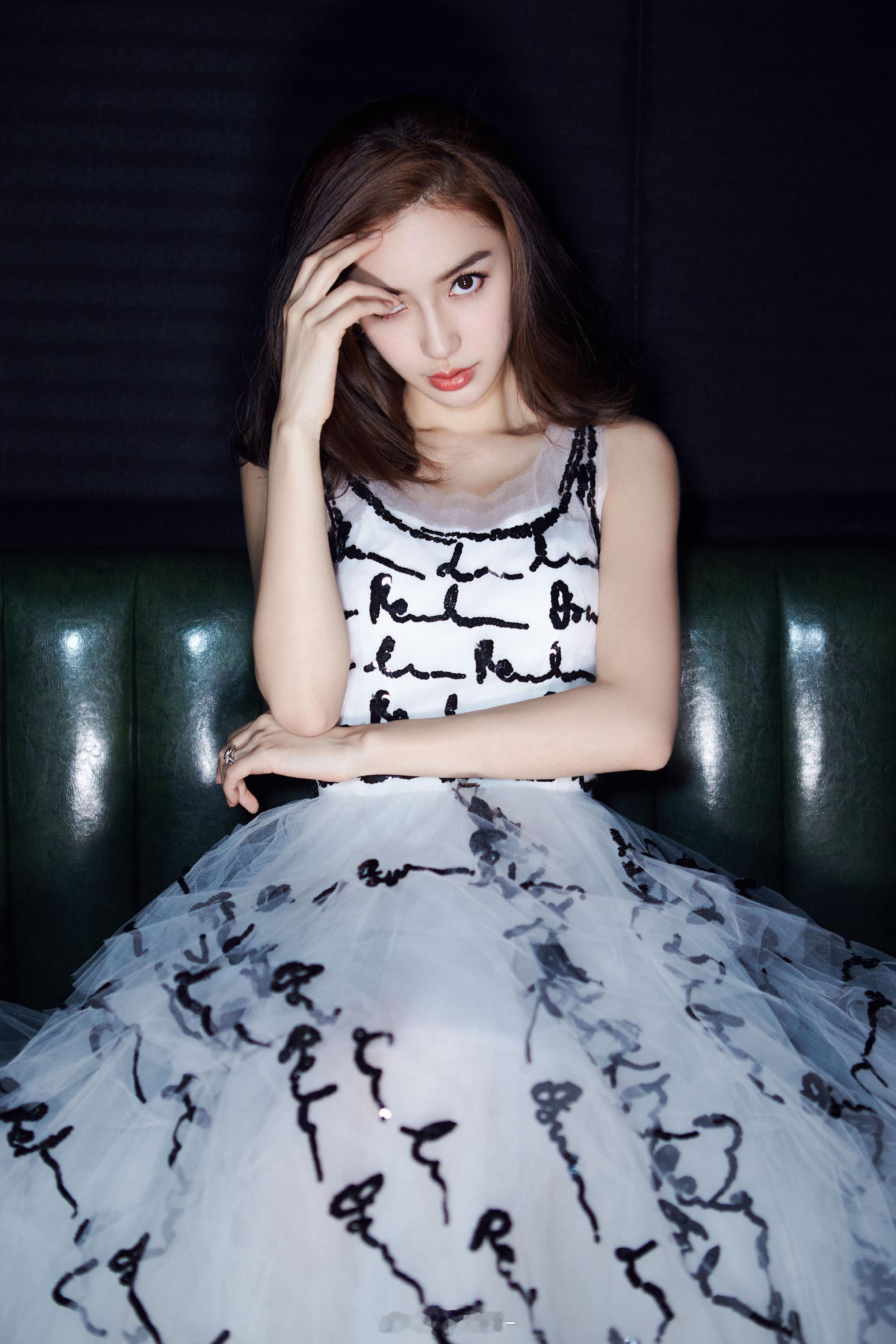 angelababy |杨颖 “玫瑰与晚风共绘浪漫，你是我心底的爱意泛滥，我澎湃