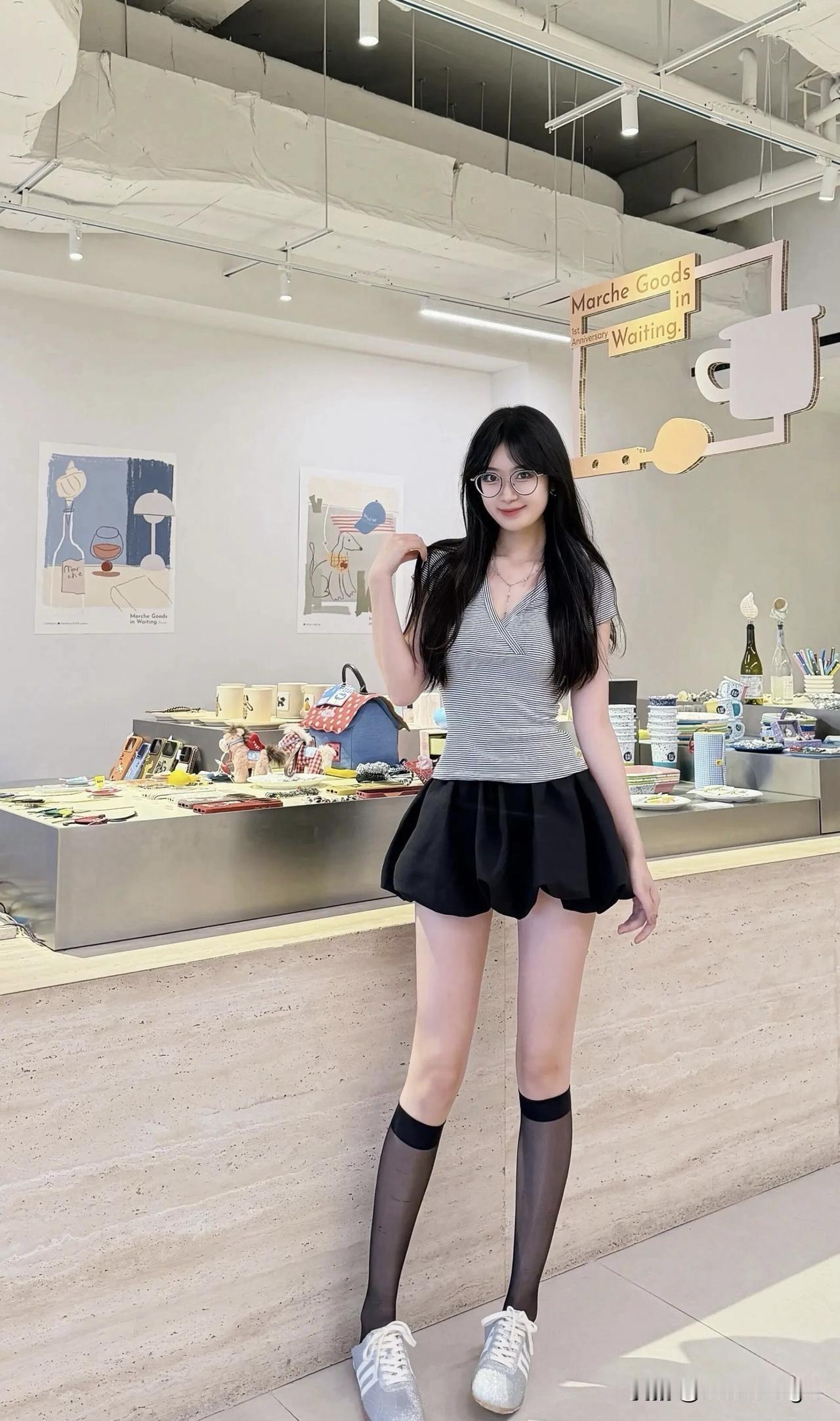 镜中人影动，笑语入画来。