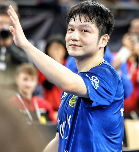 了不起的樊振东樊振东真的太了不起了！球台上他是独步乒坛的王者，手握巴黎奥运男单金