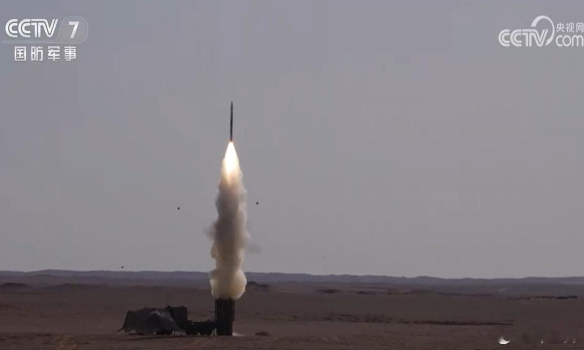 中國人民解放軍陸軍新型紅旗-16F（HQ-16F）防空導彈進行實彈發射的畫面。綜