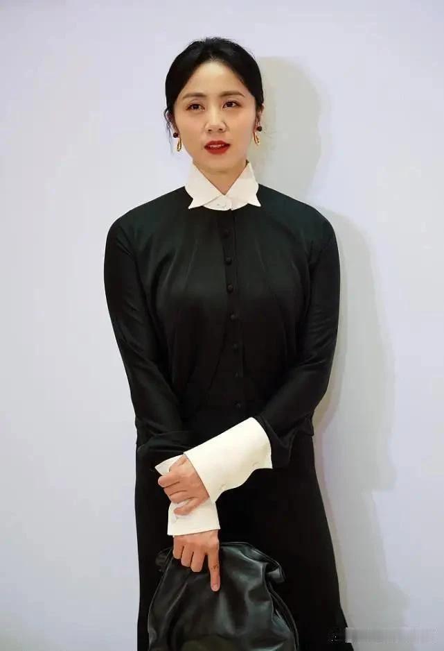 黄磊的老婆颜值被低估了，不比他徒弟海清差。她个子比海清高，身材也比海清好，那么肥