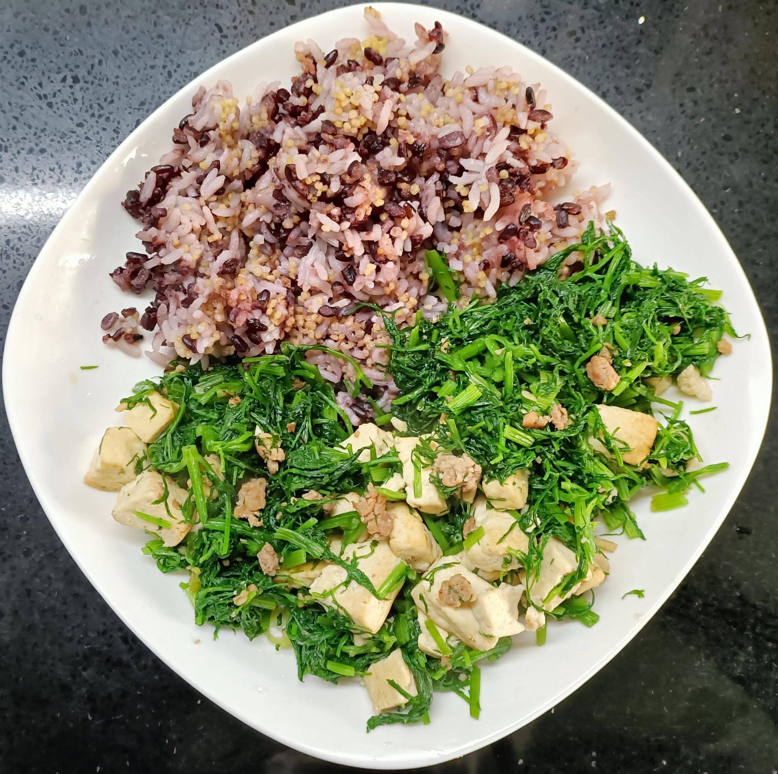 儿子出差，糖糖上幼儿园，这是我的午餐：黑米小米大米饭，肉沫豆腐炒茴香菜，番茄紫菜