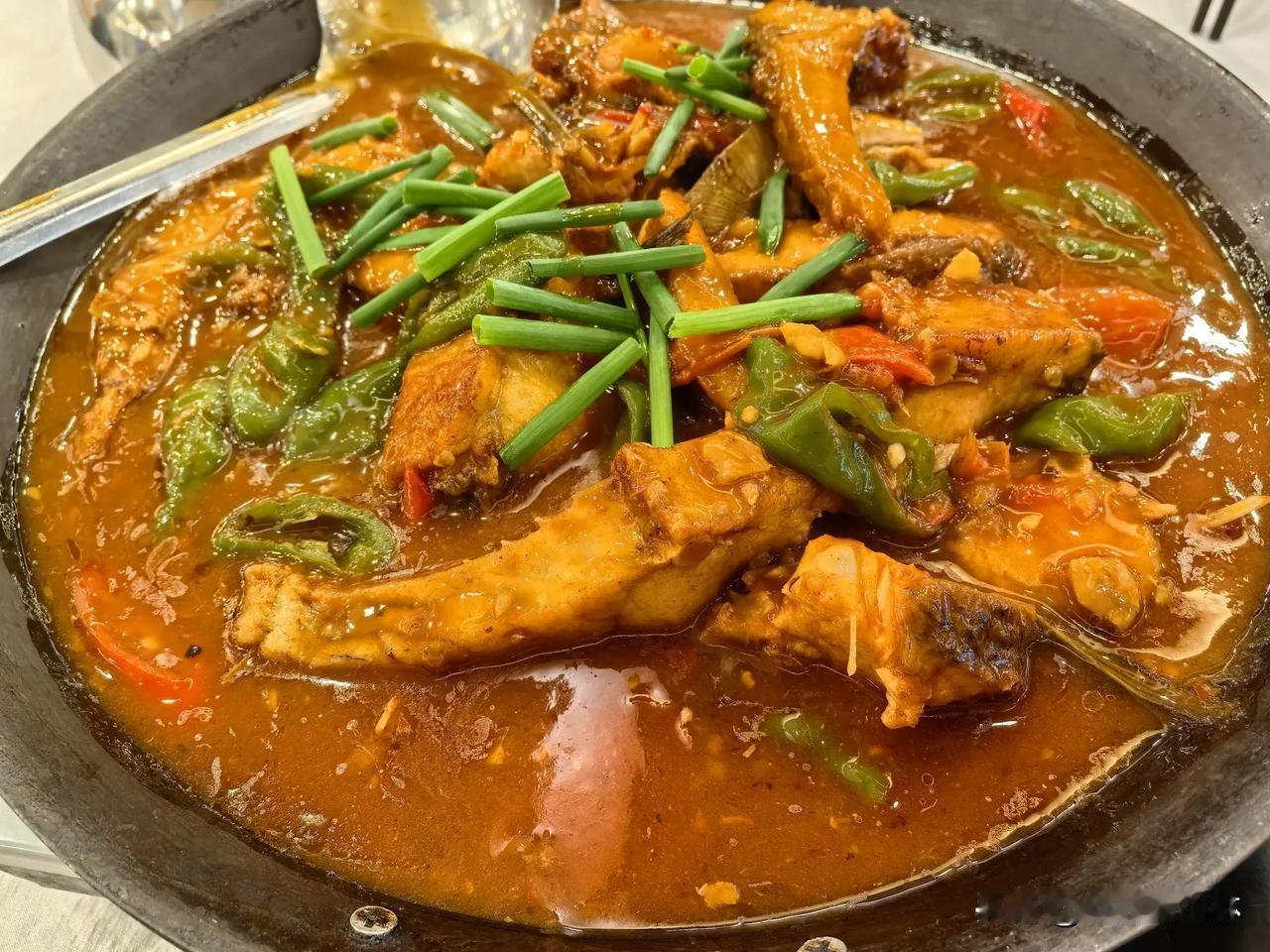 桂林风味组诗
啤酒鱼
漓水鲜鳞借酒烹，浓醇酱色裹香盈。
酥皮嫩肉涵山韵，一味桂风