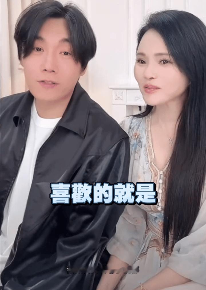 秦昊夸伊能静的🐻大，我为什么感受不到？
伊能静一直以为秦昊痴迷她是因为内在，没