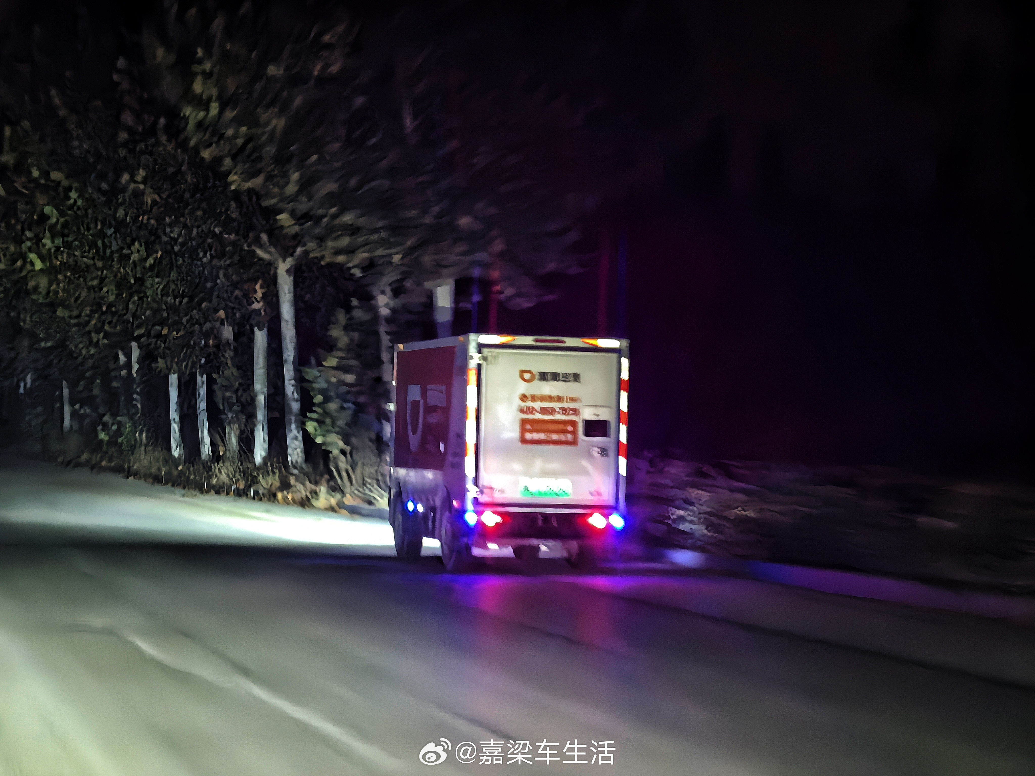 不是！大晚上的，这无人驾驶快递车还搁这送快递呢[吃惊] ​​​