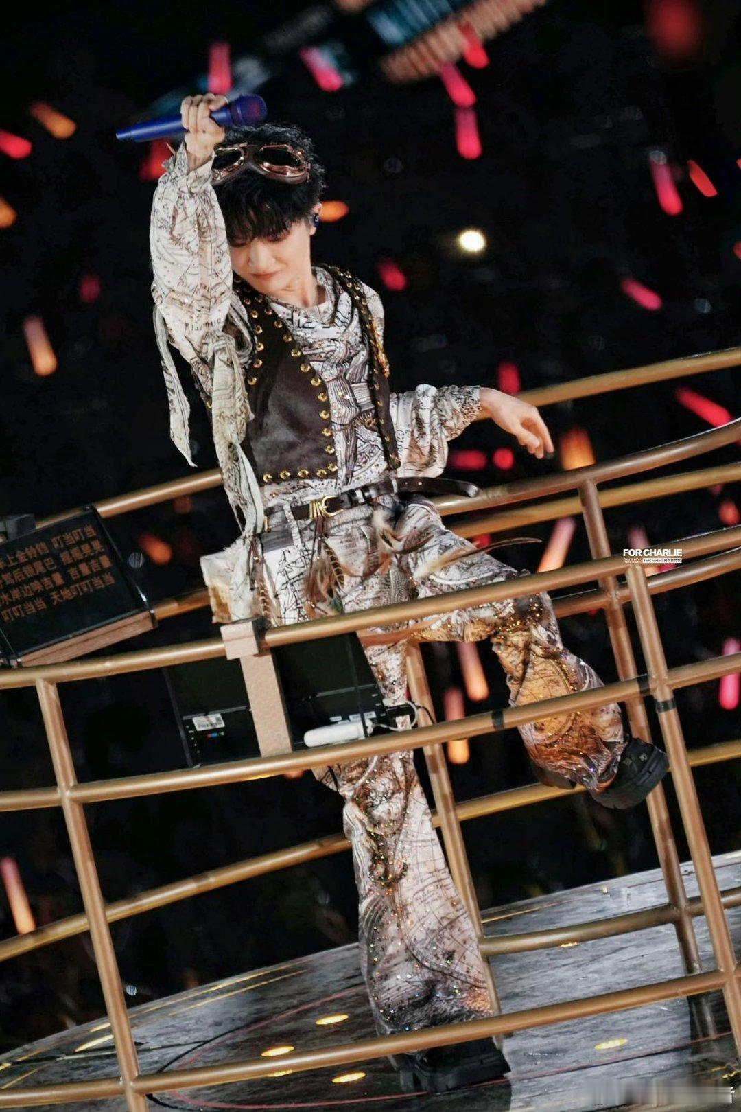 周深花车环游 他的歌声怎么这么空灵和优美三首组曲连唱，花车巡场氛围感拉满，周深花