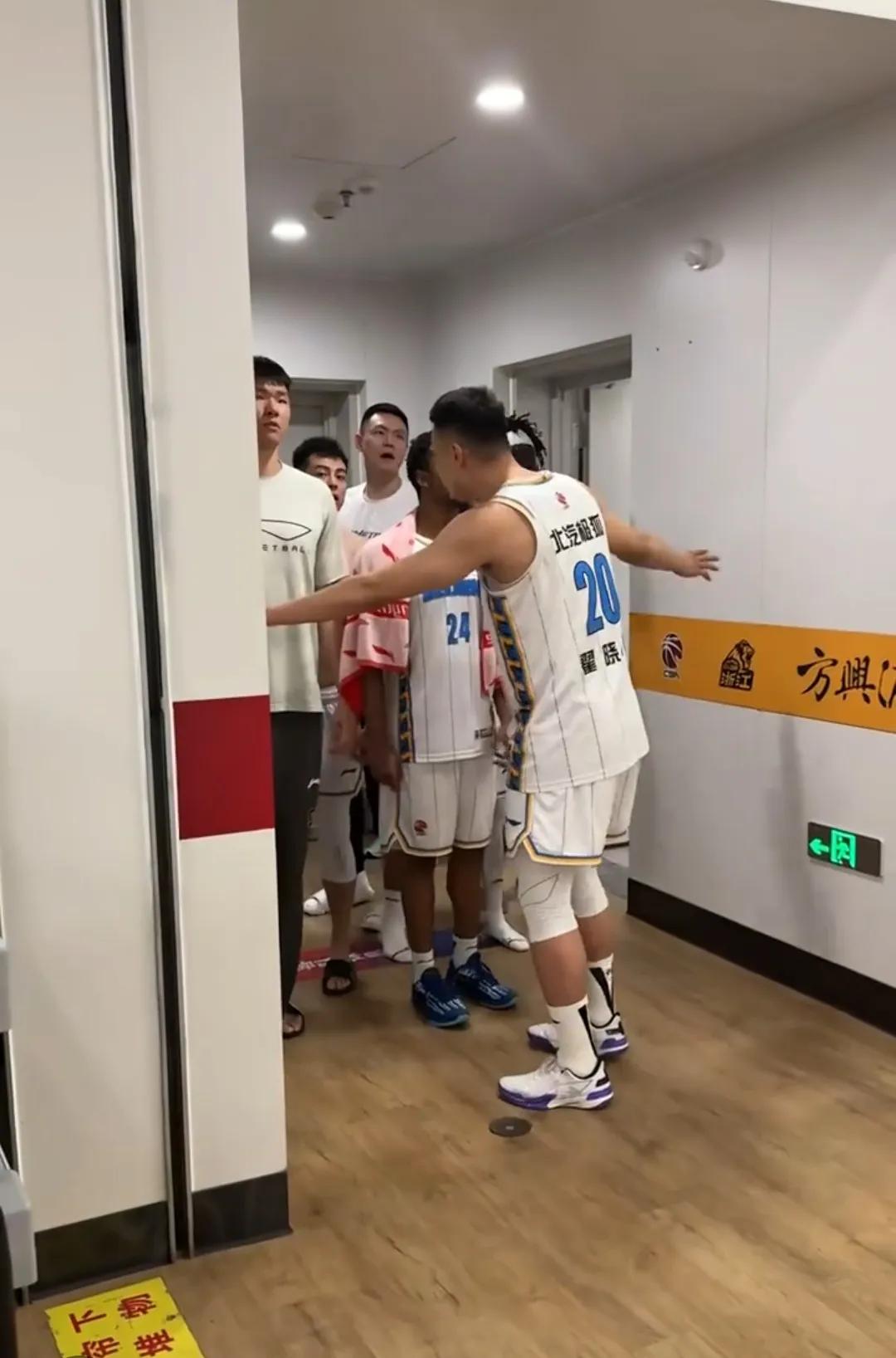 场内场外，翟晓川这个队长当之无愧！

球场上，在球队被逼入绝境时，晓川用最后时刻