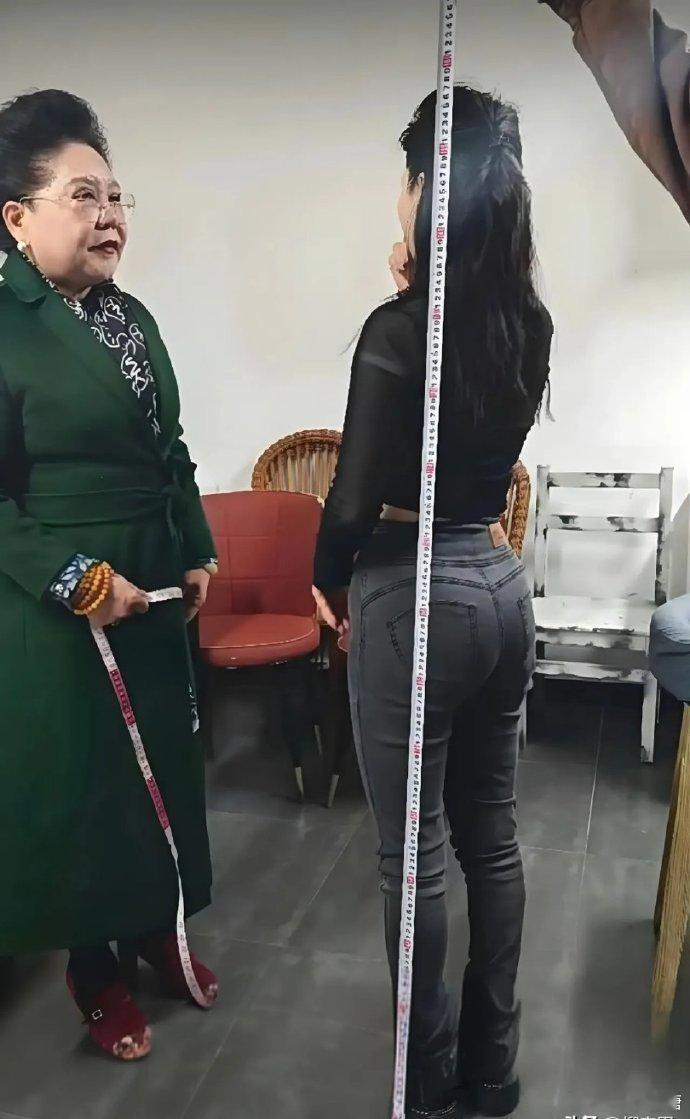 61岁何赛飞居然是拥有无敌大翘臀的女人，这让多少人羡慕啊 