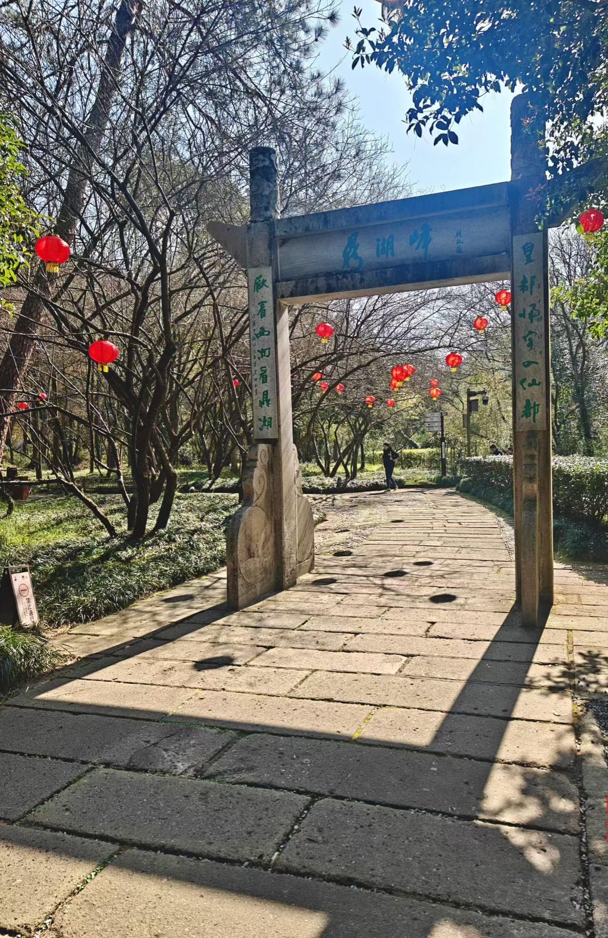 一步一景，皆是江南的温柔与闲逸，
风里都藏着岁月的安然。