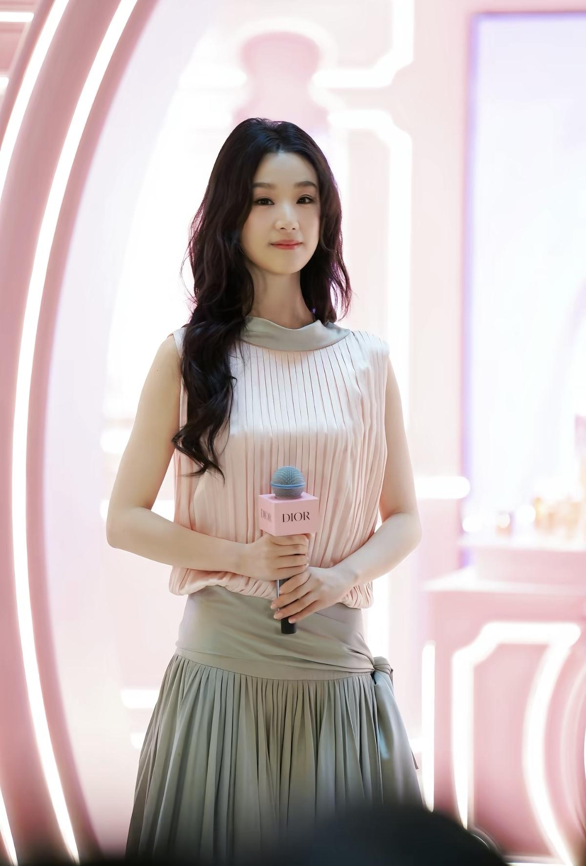 当王小亿遇见迪奥，粉色空间里，香氛与笑容交织，是温柔又治愈的瞬间[比心]娱乐明星