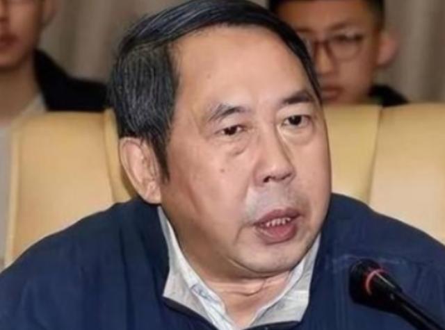 中国现在向美国投降还来得及！再晚就要‘跪着’了，”几年前，中国专家马臣公开宣称中