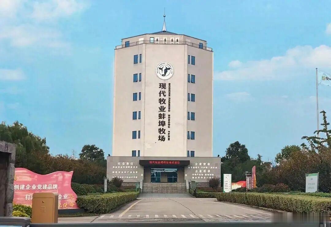 【445亿！蒙牛出手一举整合牧场资产】持续四年的原奶寒冬还没完全过去，蒙牛已悄悄