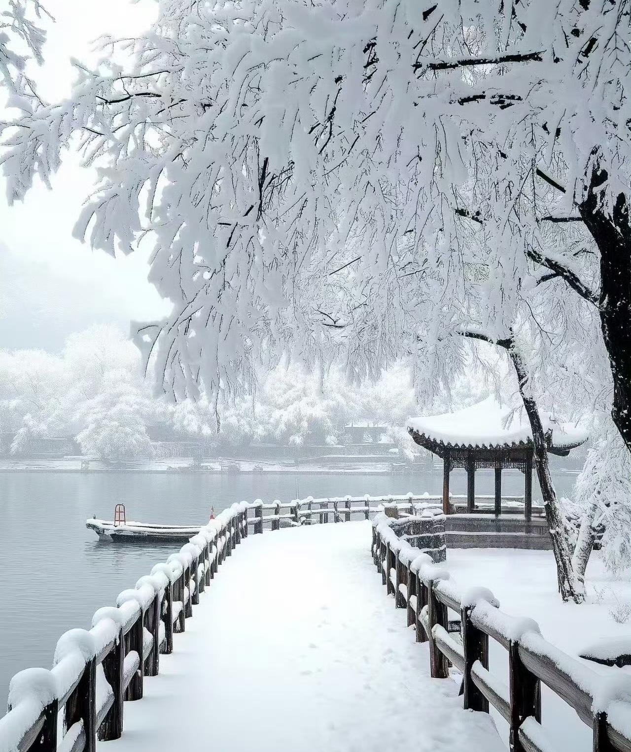 崇祯五年十二月，西湖大雪三日，天地归寂。
张岱执意摇舟入湖，原是为追逐极致的孤独