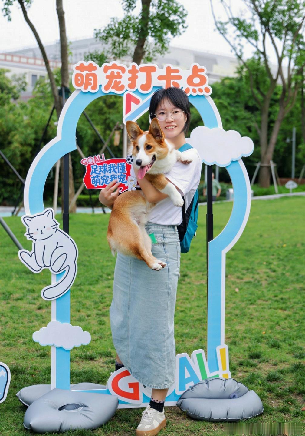 上海小狗也来预测世界杯了上海萌宠预测世界杯32强朋友家比熊精准选中夺冠热门，被封