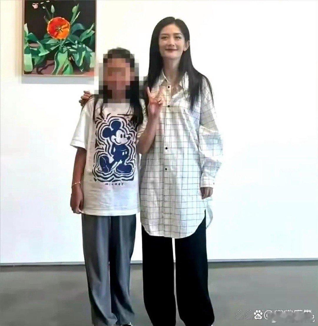 在画廊遇见了谢娜，她瘦得有点认不出来了 ​​​