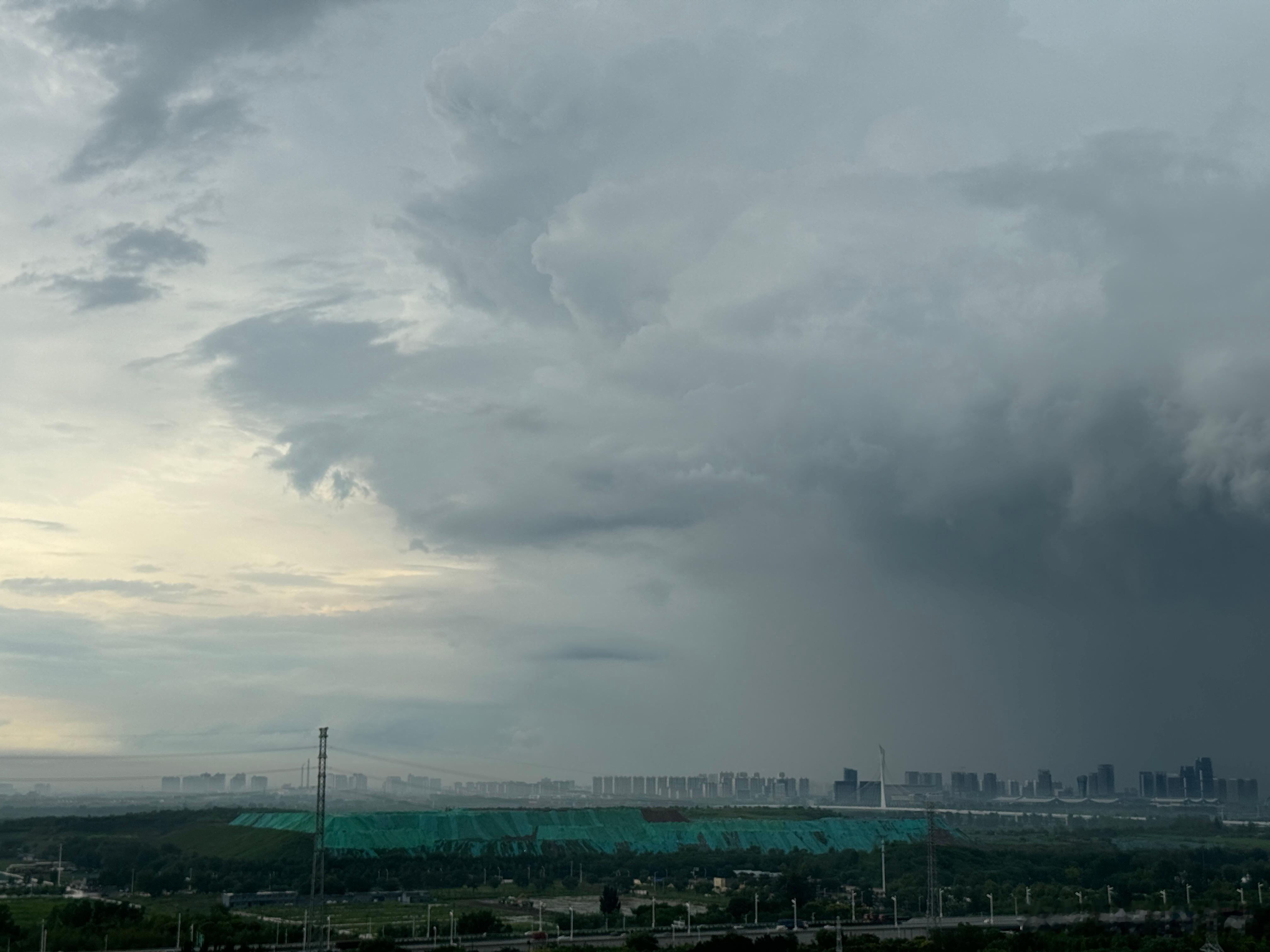 乌云带着雨过来了真的够壮观！ ​​​