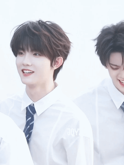 苏新皓活动应援苏新皓白衬衫拍摄路透谁被苏新皓这身白衬衫狠狠戳中！干净纯粹，少年气