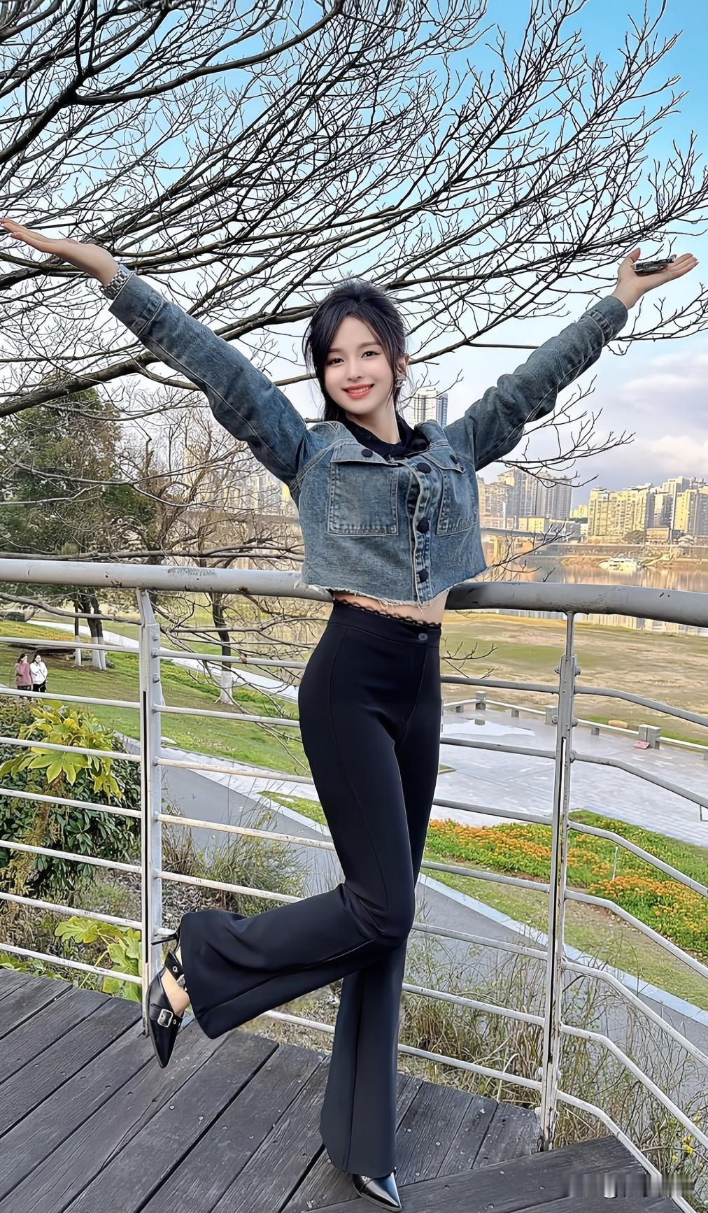 都市女孩的时尚穿搭，牛仔外套与黑色长裤的完美搭配，青春酷感值直接拉满！💃🏻✨