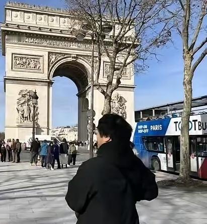 巴黎凯旋门前，沈伯洋故意摆拍并发文，刻意渲染“全球通缉压力”，甚至嘲讽法国的法律