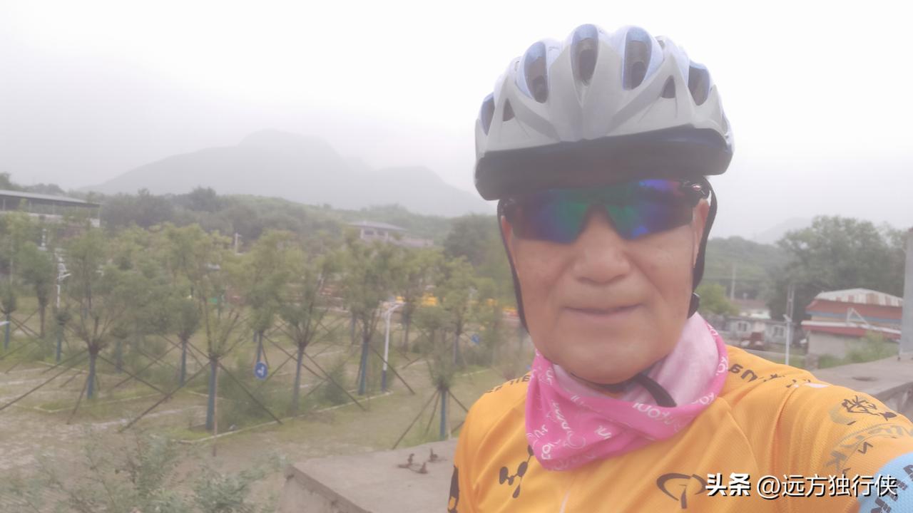 雨后的天气:不冷不热，空气清新，沒有阳光暴晒。早晨骑在路上没有一点儿灰尘，路边的