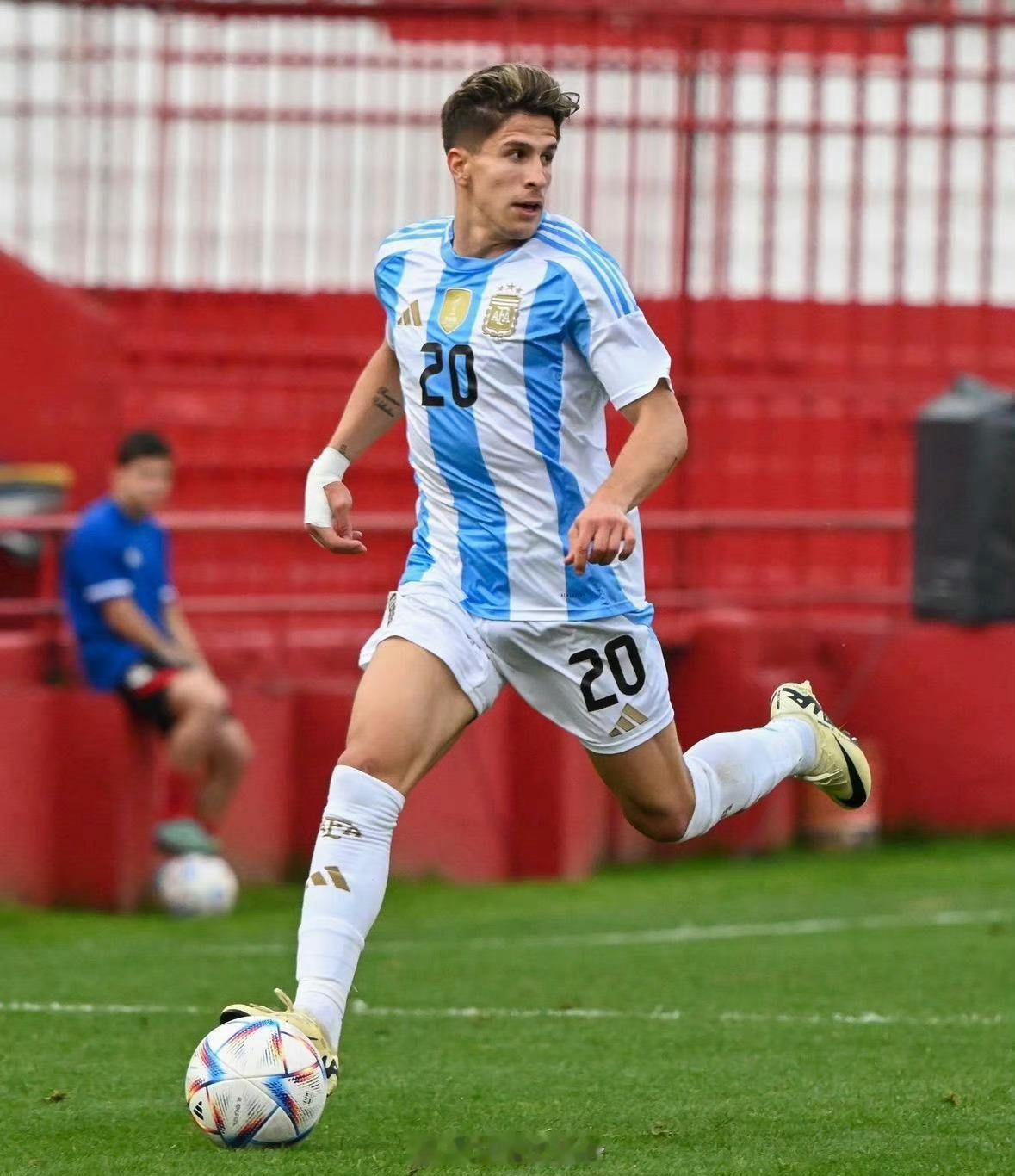 马竞本来和阿拉维斯达成一致，租借三太子。但在今天，马竞通知了阿拉维斯，球员将留队