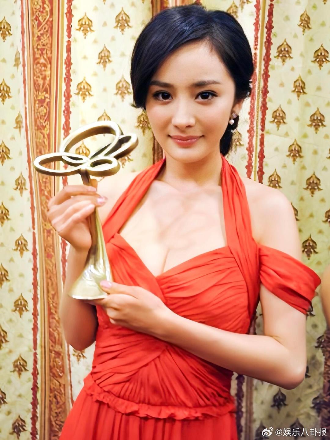 杨幂时隔十四年重回白玉兰杨幂白玉兰红毯回顾白玉兰提名晚宴十四年再度相约白玉兰，杨