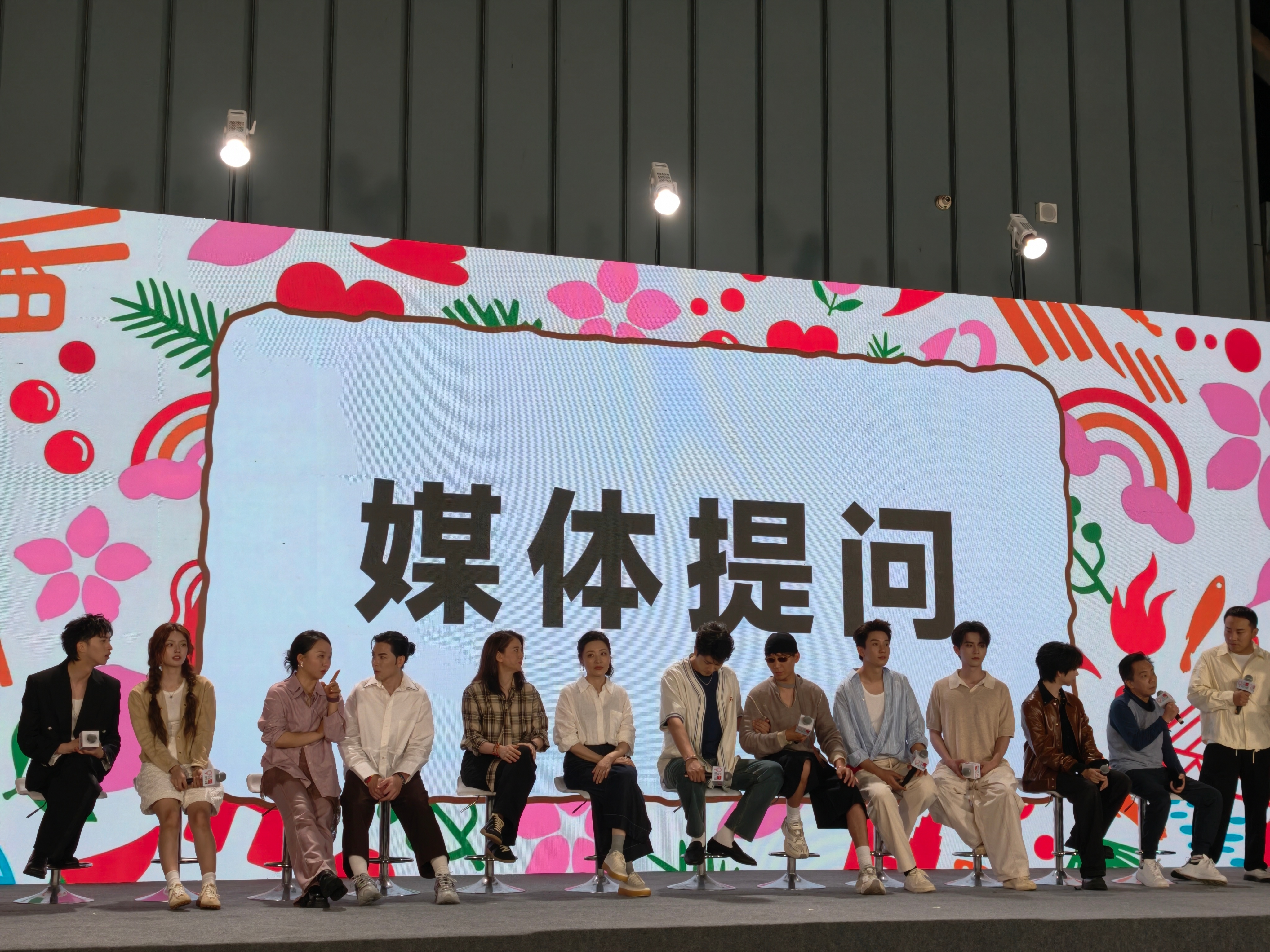 方媛缺席桃花坞发布会谢导说因为方媛家里有一些突发事件，她不得不回老家处理了～ 