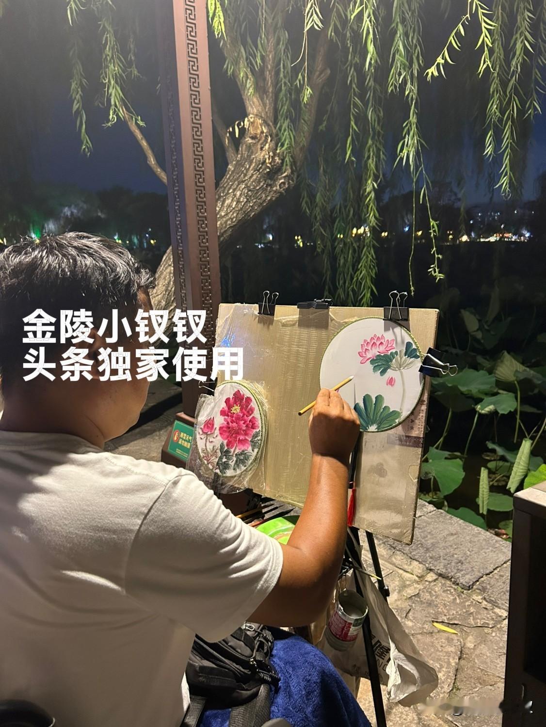 我曾经画过的扇子

前天晚上在大明湖，就看到一哥们在路灯下画扇子，出于爱好我停下