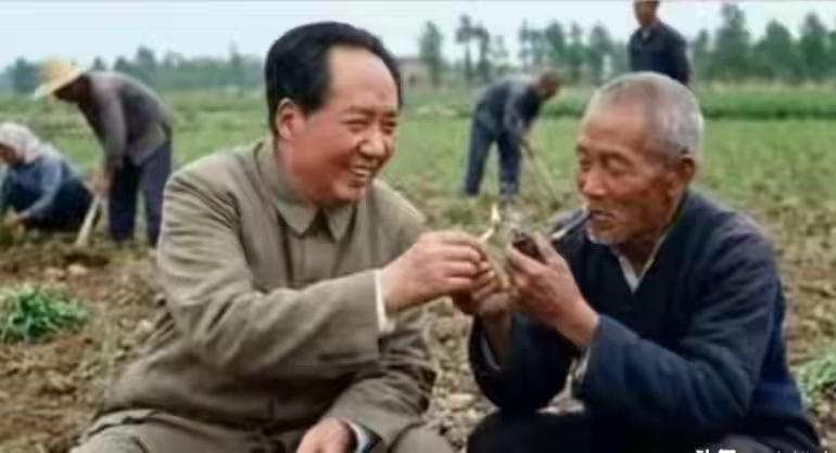 这位农民伯伯估计做梦都想不到。

他怎么也不会想到，

身为国家最高领导人，会弯