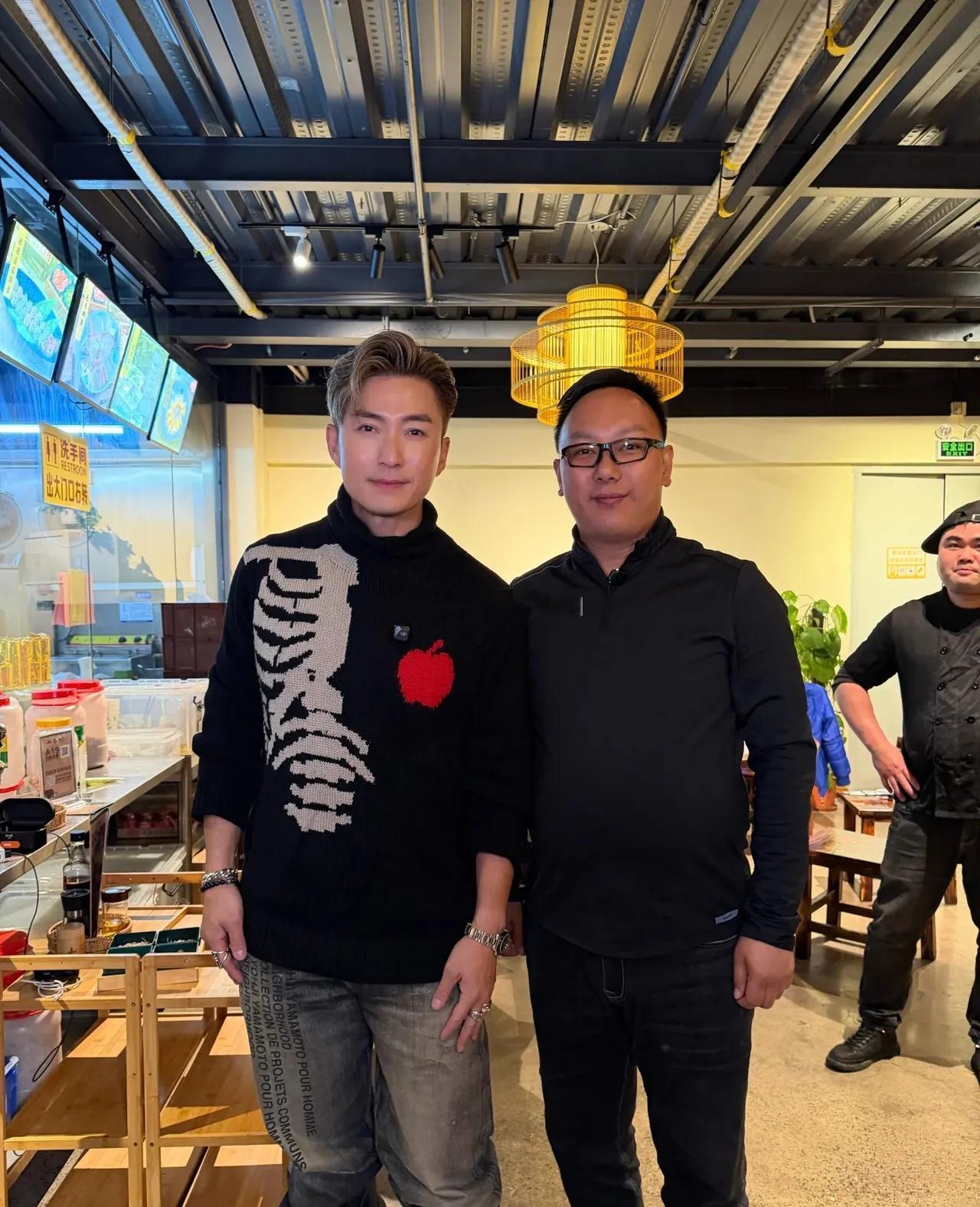 有网友在佛山偶遇陈山聪吃饭，他好像在拍视频！不得不说，现在很多港星都经营自己的社