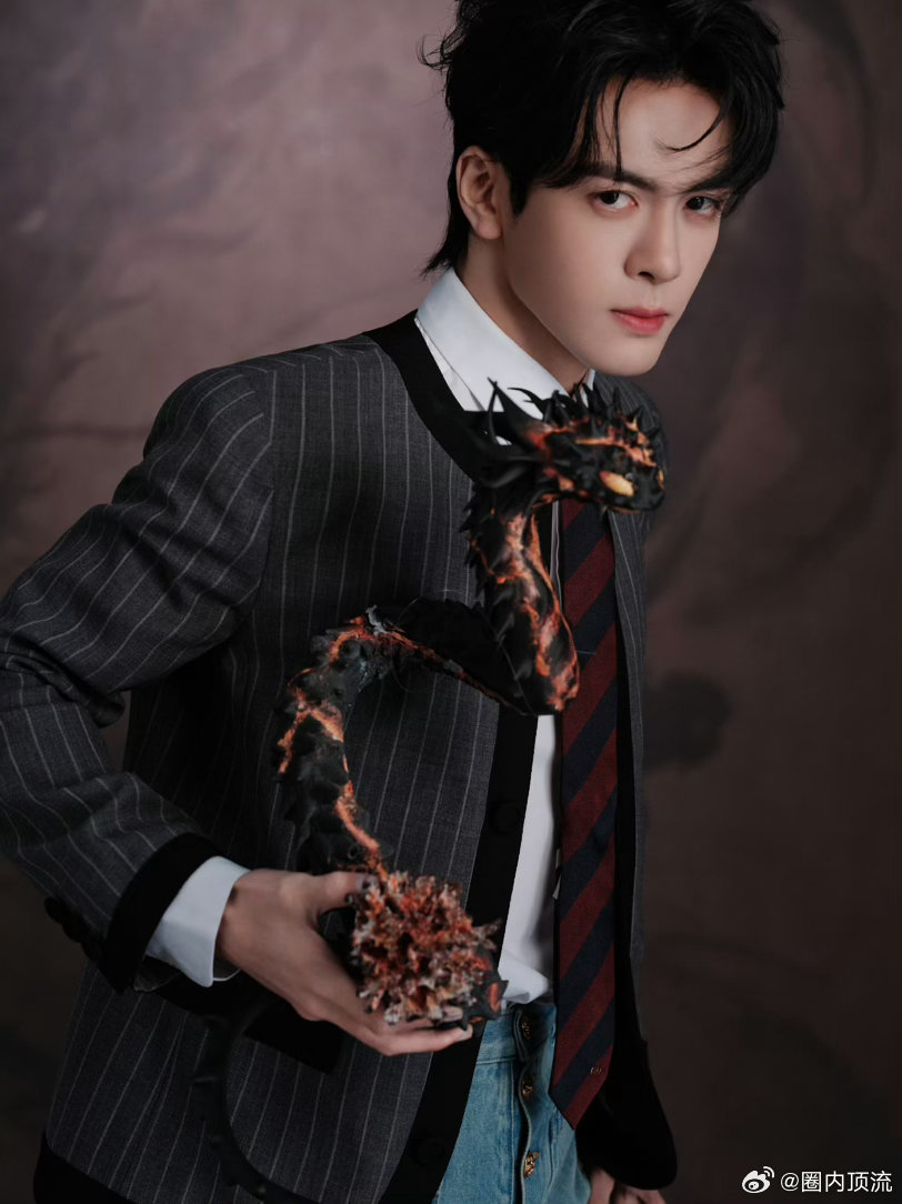 曾舜晞矜贵小公子曾舜晞真矜贵小公子 灰西装举手投足间的松弛感尽显贵气，这颜值真的